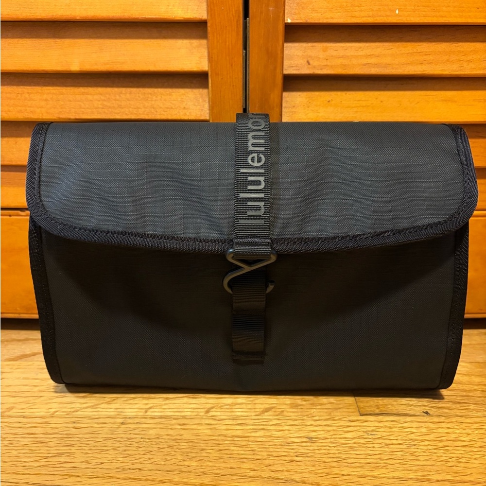 Lululemon roll up toiletry kit